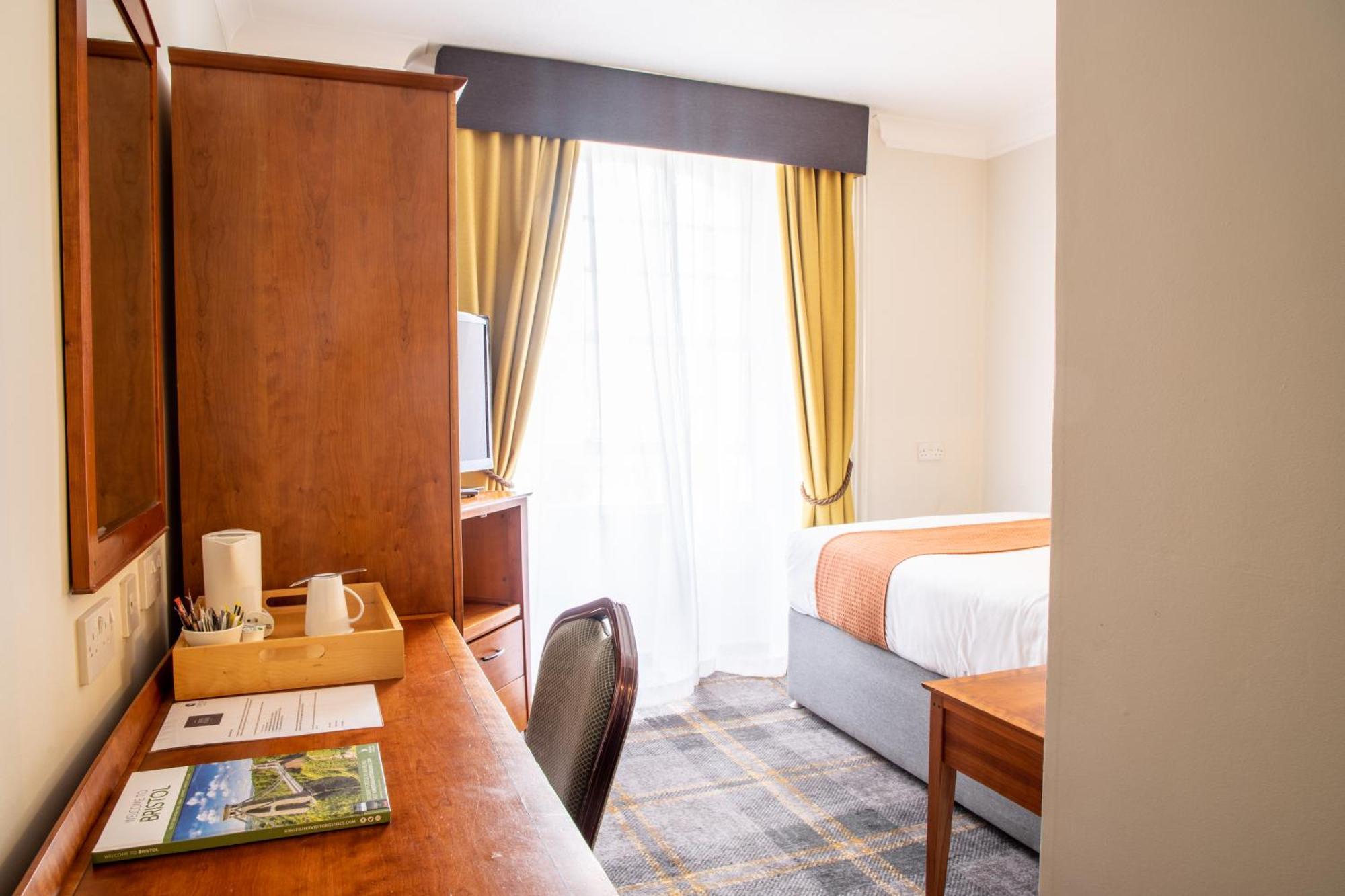 Arnos Manor 3*